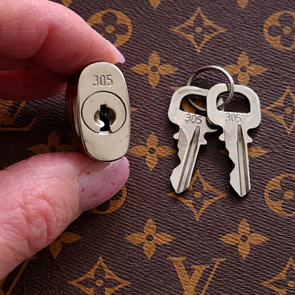 Louis Vuitton Silver Lock #305 and 2 Keys (necklace included) - Picture 10 of 11